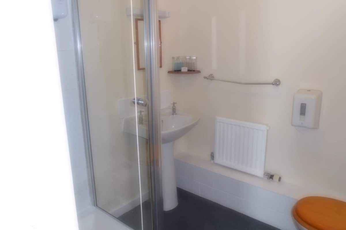 family quadruple room | bathroom | towels