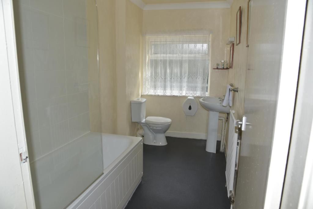 Une salle de bain avec une baignoire, des toilettes et un lavabo.