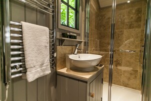 Luxury Cabin | Bathroom | Shower, towels