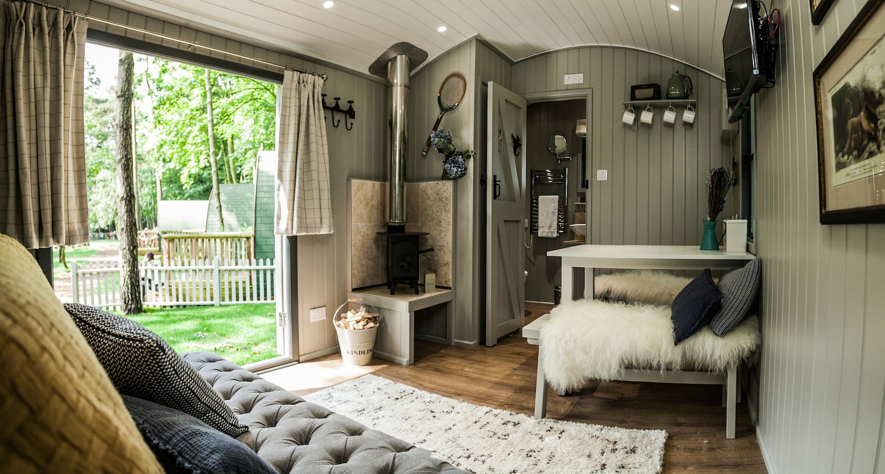 Luxury Cabin | Living area | TV