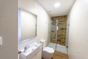 Shower, hair dryer, towels, soap - Casa do Silvério - Barroca (Fundao)