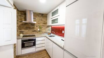 Full-sized fridge, microwave, oven, stovetop