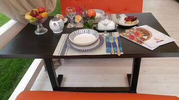 Daily cooked-to-order breakfast (UAH 85 per person)