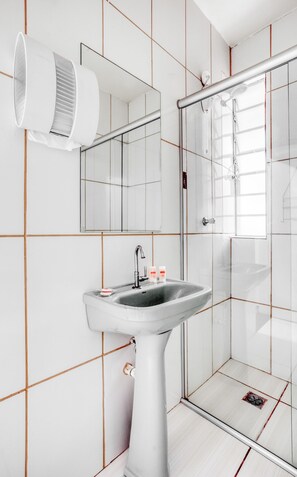 Een douche, gratis toiletartikelen, handdoeken, zeep