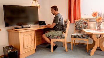 Habitación doble | Tabla de planchar con plancha, wifi gratis, ropa de cama