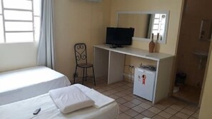 Minibar, una scrivania, Wi-Fi gratuito, lenzuola
