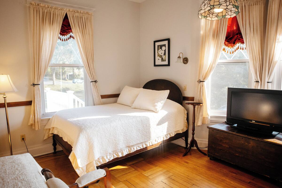 Double Room (Bluestone Room) | Premium bedding, desk, iron/ironing board, WiFi (free)