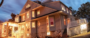 Front of property - evening/night - Friendly City Inn Bed & Breakfast (Harrisonburg)