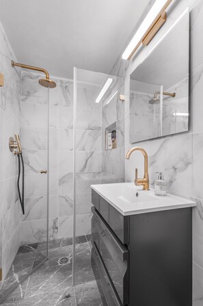 Deluxe Apartment | Bathroom | Shower, rainfall showerhead, free toiletries, hair dryer - Renovated 2R Front Of Waldorf Astoria (Jerusalem)