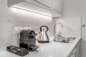 Apartamento luxo | Cozinha americana privada | Geladeira, micro-ondas, cooktop, máquina de café expresso
