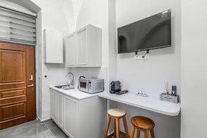 Réfrigérateur, micro-ondes, plaque de cuisson, machine à expresso