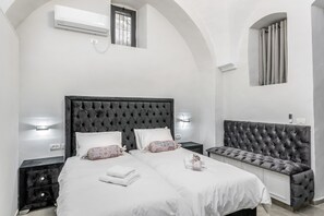 Blackout drapes, iron/ironing board, free cribs/infant beds, free WiFi - Renovated Studio Front Mamilla Mall (Jerusalem)