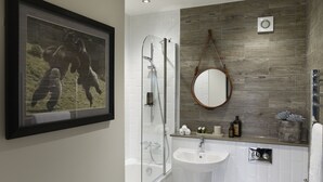 A modern bathroom with a glass-enclosed shower, a white sink, and a toilet. - Treehouse Hotel - At Port Lympne Reserve (Hythe)