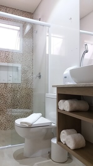 Shower, hair dryer, towels, soap - Pousada Ilha das Conchas (Guarujá)