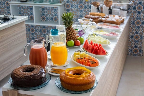 Free daily buffet breakfast - Pousada Ilha das Conchas (Guarujá)