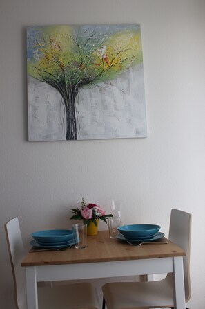 Studio (307) | Makan di kamar