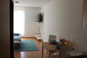 Studio (301) | Living area | 100-cm LED TV with cable channels, TV - Zurich MainStation Studios (Zürich)