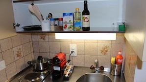 Studio (307) | Private kitchenette | Coffee/tea maker, fridge, stovetop, cookware/dishes/utensils - Zurich MainStation Studios (Zürich)