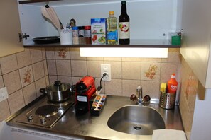 Studio (307) | Dapur kecil pribadi | Lemari es, kompor, dan mesin pembuat kopi/teh