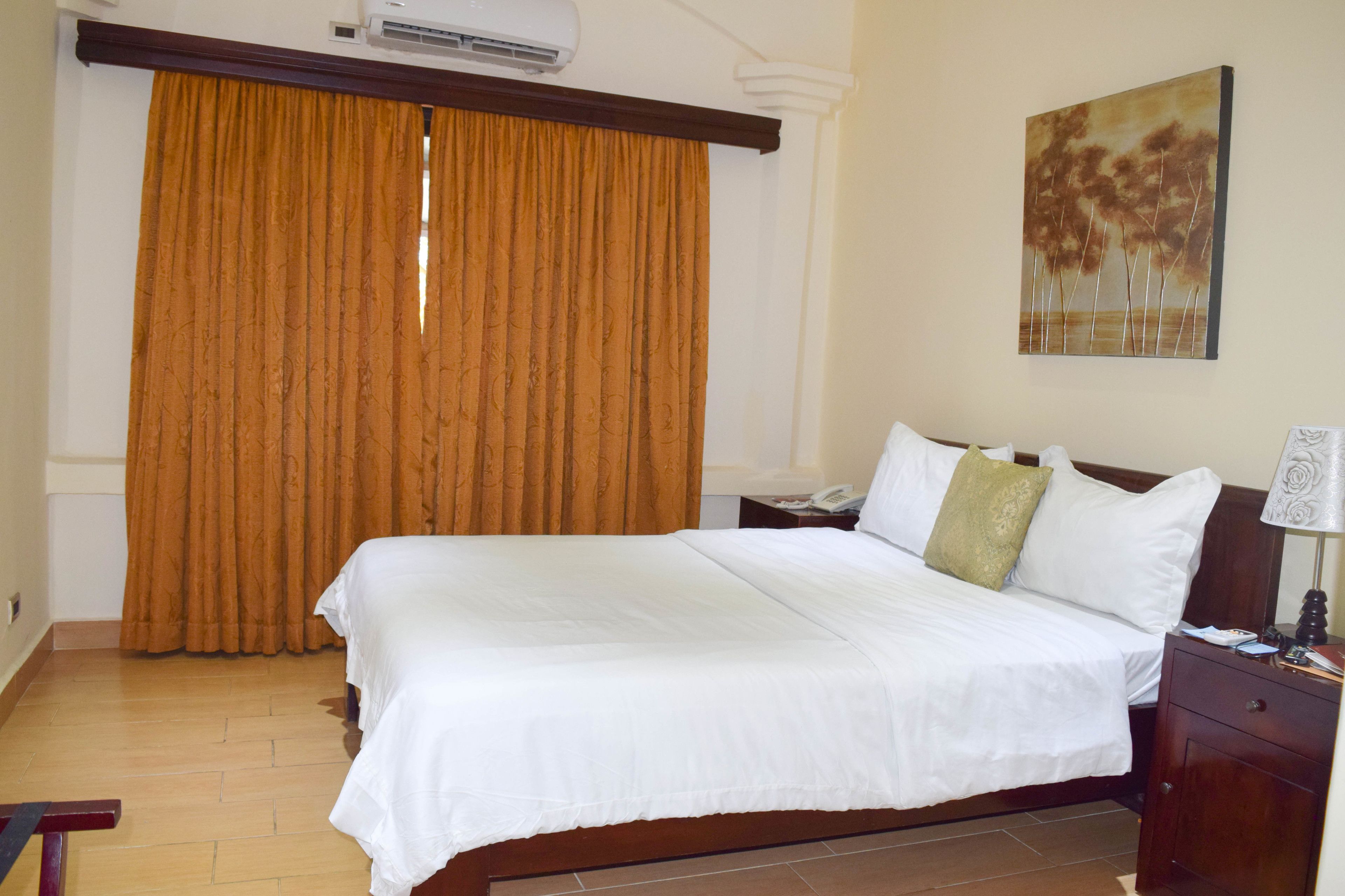 Zimmersafe, Schreibtisch, laptopgeeigneter Arbeitsplatz