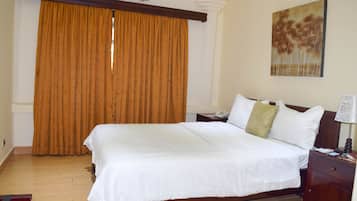 Zimmersafe, Schreibtisch, laptopgeeigneter Arbeitsplatz