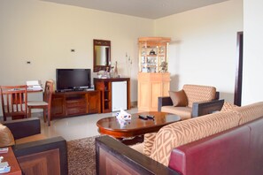 Executive Suite | 1 bedroom, in-room safe, desk, laptop workspace