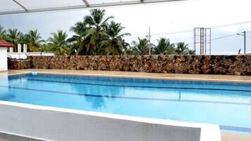 Una piscina cubierta (de 06:00 a 19:00), sombrillas, tumbonas