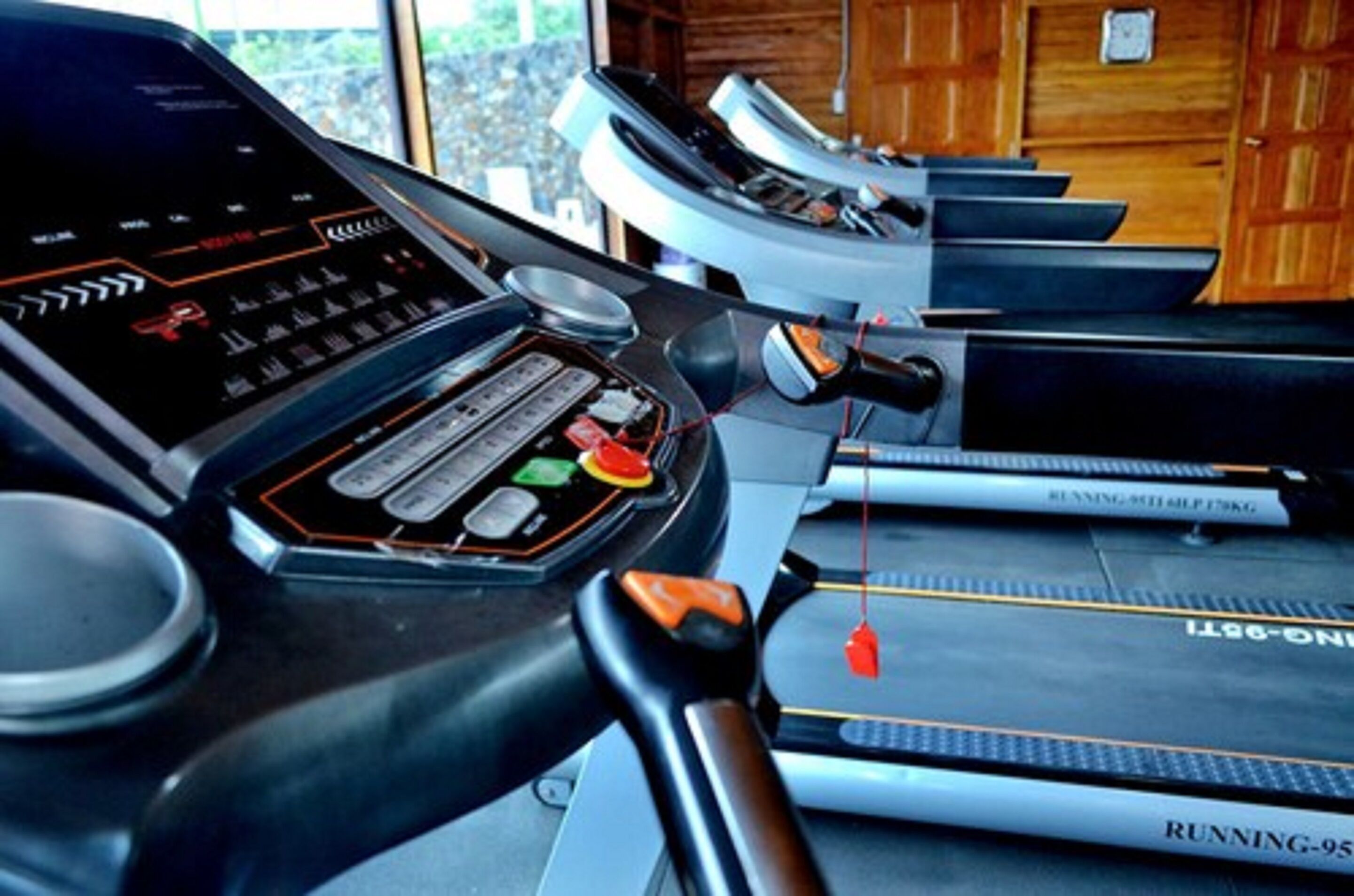 Una cinta de correr con pantalla digital, panel de control y balanza.