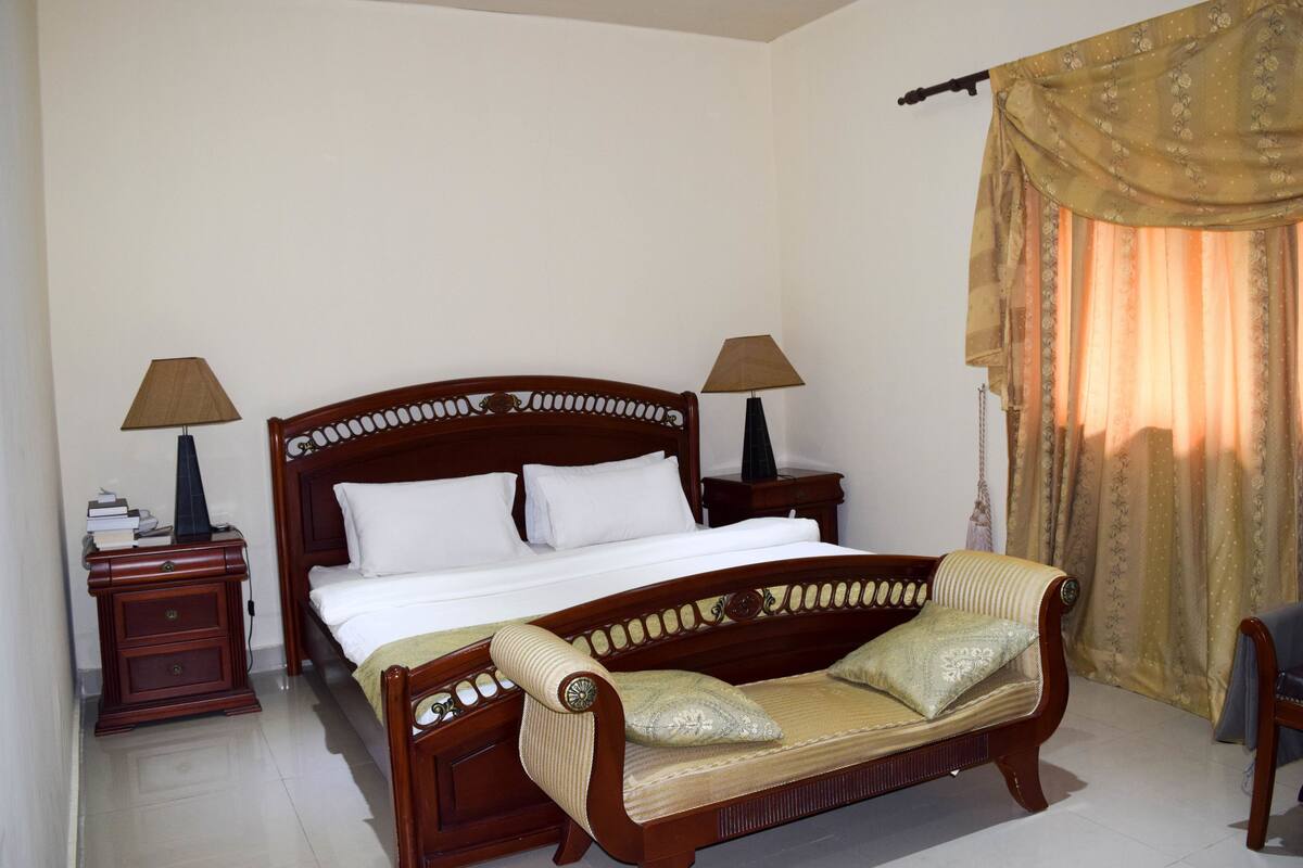 Executive Suite | In-room safe, desk, laptop workspace, blackout drapes