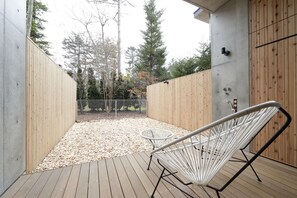 A wooden deck with a white wire chair and a small round table. - Regina Resort Kyukaruizawa (Karuizawa)