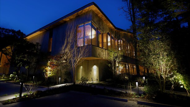 A modern building with large windows and a well-lit entrance. - Regina Resort Kyukaruizawa (Karuizawa)