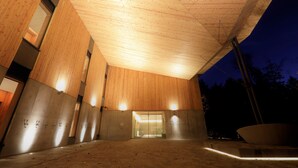 A modern building with a wooden facade and a large entrance. - Regina Resort Kyukaruizawa (Karuizawa)