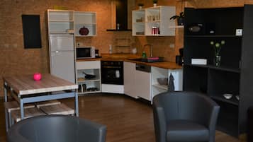 Appartement | Privékeuken | Een koelkast, een magnetron, een kookplaat, een vaatwasser