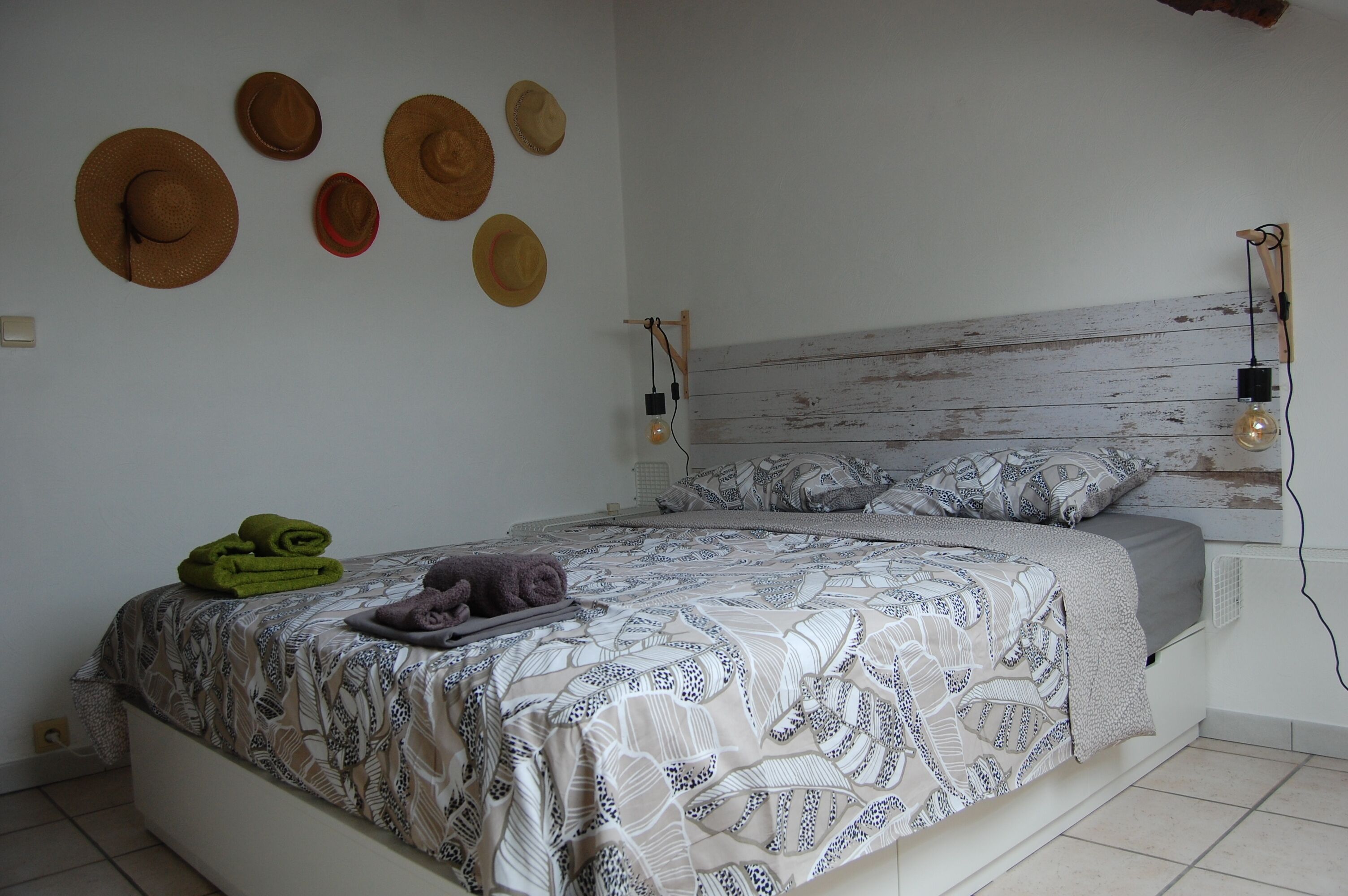 Standard-Apartment, 2 Schlafzimmer | 2 Schlafzimmer, kostenloses WLAN, Bettwäsche