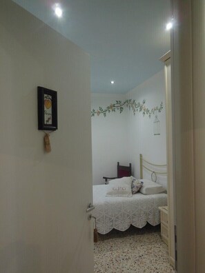 Blackout drapes, free WiFi, bed sheets