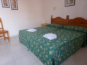 Decoración personalizada, muebles diferentes y cortinas blackout 