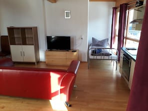 Apartamento, 1 quarto | Área de estar | Smart TV