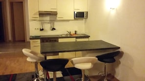 Apartamento, 2 quartos | Opções para refeição no quarto
