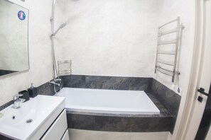 Familienapartment, 1 Schlafzimmer | Dusche im Bad