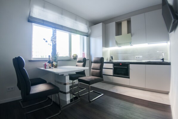 Apartamento família, 1 quarto | Cozinha privada | Geladeira, micro-ondas, fogão, cooktop