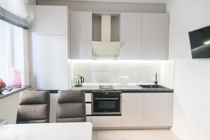 Apartamento família, 1 quarto | Cozinha privada | Geladeira, micro-ondas, fogão, cooktop