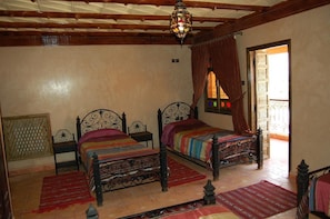 Habitación triple | Cortinas opacas y sistema de insonorización