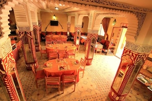 3 restaurantes; se sirven desayunos, almuerzos, cenas y cocina marroquí