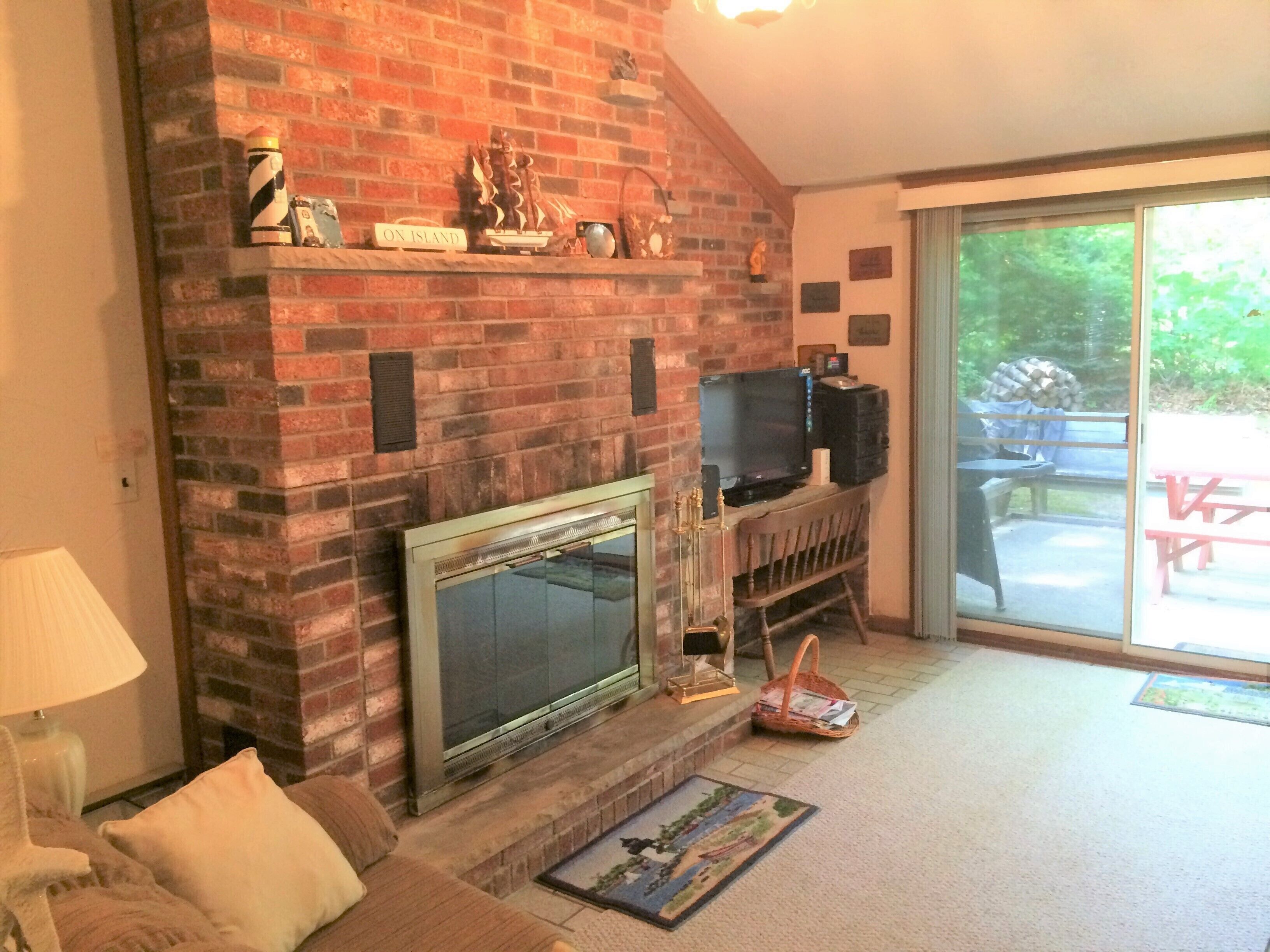 Brick Ranch on Cul-de-sac, with Fireplace and Central Air Conditioning !