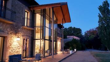 Vista frontal de la propiedad