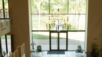 Vista frontal de la propiedad