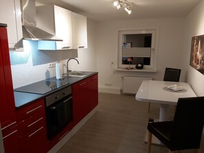 Apartment (rechts) | Eigene Küche | Kühlschrank, Ofen, Herdplatte, Geschirrspüler