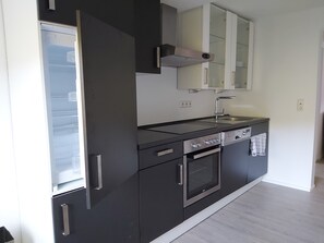 Apartment (links) | Eigene Küche | Kühlschrank, Ofen, Herdplatte, Geschirrspüler