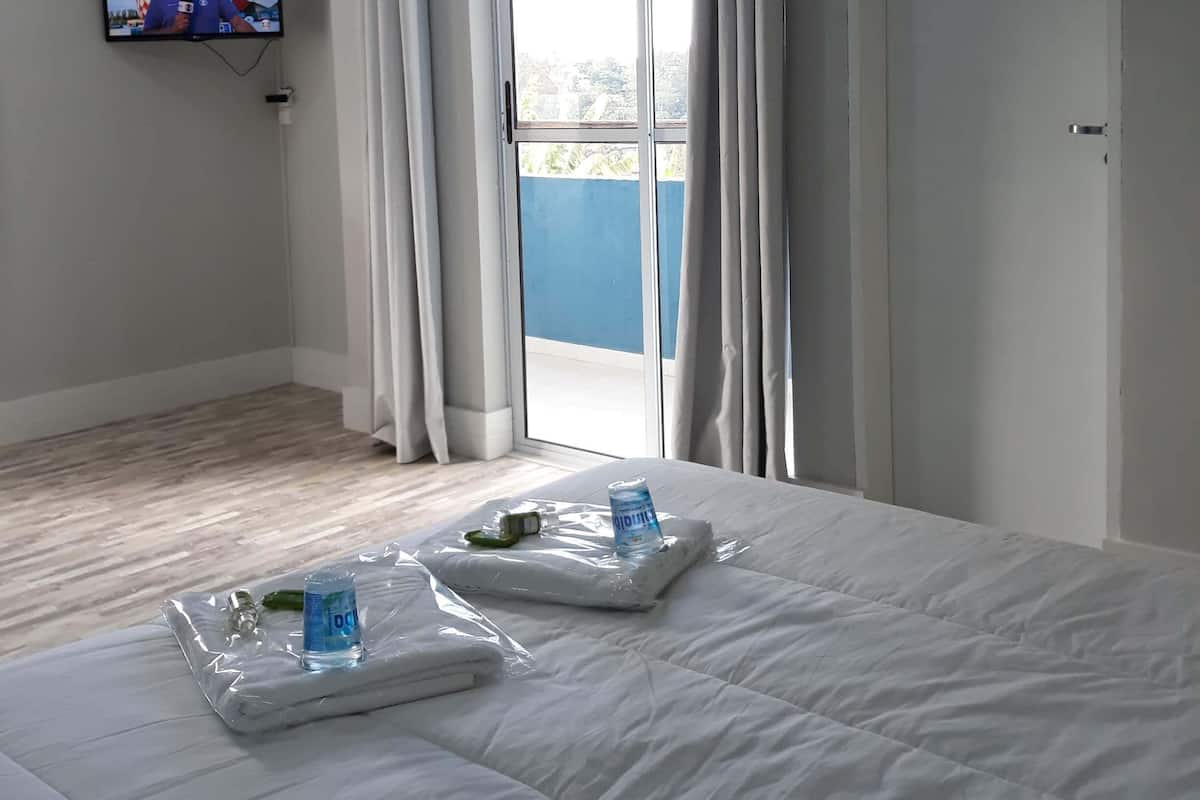 Comfort Room | Hypo-allergenic bedding, pillow-top beds, desk, laptop workspace