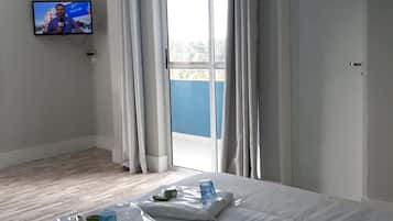 Comfort Room | Hypo-allergenic bedding, pillow-top beds, desk, laptop workspace